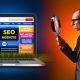Split-Screen-Bild: Links glänzende SEO-Agentur-Webseiten auf Laptop und Smartphone, rechts ein skeptischer Mann in Business-Kleidung mit Lupe, im Hintergrund unscharfe Erfolgsversprechen.