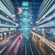 Futuristische Großstadtszene mit dynamischen, transparenten Werbe-Overlays. Menschen mit Smart Glasses und VR-Headsets interagieren mit 3D-Anzeigen im urbanen Raum.