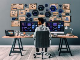 Moderner Schreibtisch mit konzentrierter Content-Creatorin, Doppelmonitoren voller Analysen, Sticky Notes und SEO-Büchern in einem zeitgemäßen Arbeitsumfeld