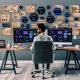 Moderner Schreibtisch mit konzentrierter Content-Creatorin, Doppelmonitoren voller Analysen, Sticky Notes und SEO-Büchern in einem zeitgemäßen Arbeitsumfeld