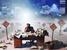 Verzweifelter Blogger an chaotischem Schreibtisch in surrealer, digitaler Wüstenlandschaft mit Symbolen für Misserfolg und entfernte, florierende Blogs im Hintergrund.