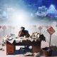 Verzweifelter Blogger an chaotischem Schreibtisch in surrealer, digitaler Wüstenlandschaft mit Symbolen für Misserfolg und entfernte, florierende Blogs im Hintergrund.