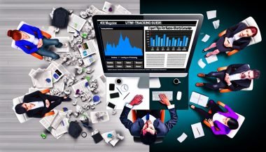 Vergleich: Unstrukturierter, chaotischer Schreibtisch mit Datenmüll neben erfolgreichem Online-Marketer vor sauberem UTM-Analyse-Monitor.