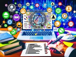 Dynamischer Schreibtisch mit Laptop, komplexer SEO-Grafik, Checkliste und schwebenden Icons von Tools wie Ahrefs, SEMrush, BuzzSumo im Kontext einer Blogger Outreach-Kampagne.