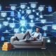 Maschinenraum mit Monitoren, Servern und Flussdiagrammen zu SEO, Affiliate und Analytics, im Vordergrund entspannte Person auf einer Couch