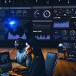 Hochmodernes, dunkles SEO-Dashboard mit granularen Analyse-Visualisierungen, mehreren Tech-Profis im Vordergrund und großen Bildschirmen in einer fortschrittlichen Agenturumgebung.