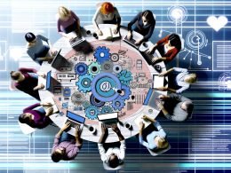 Dynamische Illustration von modernen Bloggern, die kreativ an einem großen runden Tisch mit Laptops und Tablets arbeiten, im Zentrum ein Content-Plan mit Notizen, Grafiken und digitalen Netzwerken zu verschiedenen Plattformen.
