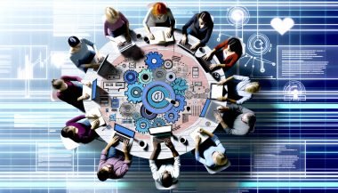Dynamische Illustration von modernen Bloggern, die kreativ an einem großen runden Tisch mit Laptops und Tablets arbeiten, im Zentrum ein Content-Plan mit Notizen, Grafiken und digitalen Netzwerken zu verschiedenen Plattformen.