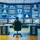 Hightech-Büroumgebung mit Content-Monetarisierungs-Dashboard, digitalen Diagrammen, Payment-Logos, laufenden A/B-Tests und Warnhinweisen, im Vordergrund eine nachdenkliche Person vor mehreren Bildschirmen.