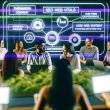 Junge Menschen in einem modernen Seminarraum, die an Laptops sitzen und konzentriert einem SEO-Vortrag vor einem Whiteboard mit Diagrammen und Fachbegriffen zuhören.