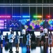 Marketing-Team in modernem Großraumbüro analysiert Google-Ranking-Graphs und SEO-Dashboards, diskutiert Begriffe wie Core Update und Machine Learning an Whiteboards, während das Google-Logo und Symbole für technische SEO und UX sichtbar sind.