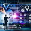 Digitale Arbeitsumgebung mit Profi, Finanzgrafiken, Conversion-Funnel, Payment-Icons, Code, SEO-Grafiken und einer Checkliste