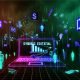 Neonfarbene, düstere Szene einer digitalen Redaktionsumgebung mit Laptop, Diagrammen, Metriken, AdSense, Affiliate-Icons, Paywall, Usern und Algorithmen-Grafiken.