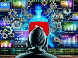 Innovation trifft Analyse: Ein moderner YouTube-Creator mit Hoodie und Cap analysiert Analytics-Daten auf mehreren Bildschirmen, umgeben von schwebenden Thumbnails, Play-Icons, SRT-Dateien und technischen Symbolen im energiegeladenen Urban-Look.