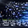 Anschauliche Szene: SEO-Experte am Spielfeldrand beobachtet, wie digitale Schachfiguren von einem von Webseiten-Icons, Code-Zeilen und Google-Logos dominierten Brett durch algorithmische Veränderungen verdrängt werden.