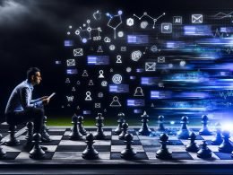 Anschauliche Szene: SEO-Experte am Spielfeldrand beobachtet, wie digitale Schachfiguren von einem von Webseiten-Icons, Code-Zeilen und Google-Logos dominierten Brett durch algorithmische Veränderungen verdrängt werden.