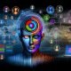 Futuristische Darstellung eines digital zusammengesetzten menschlichen Kopfes mit kreisenden Datenvisualisierungen und vernetzten Geräten zum Thema Zielgruppendaten im Marketing.