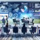 SEO- und SEA-Teams arbeiten kooperativ in einem modernen Open Space Büro 2025 an gemeinsamen Bildschirmen mit Analytics- und Keyword-Dashboards, während im Hintergrund digitale Such- und Anzeigendaten verschmelzen.
