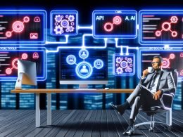 Marketer sitzt entspannt mit Kaffeetasse an einem Schreibtisch mit leuchtender Tastatur im modernen Büro, große Monitore zeigen digitale Content-Workflows zwischen CMS, API, KI, SEO-Tools und Social Media, im Hintergrund fließen Datenströme.