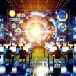 SEO-Experten-Team in einem modernen Kontrollzentrum bei gemeinsamer Analyse von SEO-Daten auf digitalen Oberflächen, umgeben von Charts, Keywords, Netzwerkverbindungen und Medaillen.