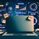 Moderner Arbeitsplatz mit Laptop und Dashboards, Post-its mit Notizen wie Affiliate, SEO, Tracking und Automation, sowie weiteren Geräten im kontrastreichen Look.