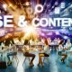 Junges, diverses Team arbeitet gemeinsam in kreativem Workspace an Laptops und Whiteboards mit SEO-Diagrammen. Im Hintergrund moderne Suchmaschinen- und Content-Grafiken.