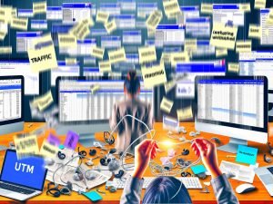 Digitale Collage eines hektischen Marketing-Arbeitsplatzes mit offenen Tabs, Tabellen, Notizen und einem UTM-Kabel, das für Ordnung im Datenchaos sorgt.
