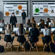 Seminar für Online-Marketing-Profis in modernem Loft mit Trainer und Teilnehmern, die technische SEO-Tools wie Screaming Frog und Ahrefs nutzen und SEO-Themen am Whiteboard behandeln.