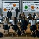 Seminar für Online-Marketing-Profis in modernem Loft mit Trainer und Teilnehmern, die technische SEO-Tools wie Screaming Frog und Ahrefs nutzen und SEO-Themen am Whiteboard behandeln.