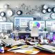 Chaotischer, moderner Arbeitsplatz mit SEO-Analytics, Content-Workflows, Affiliate-Dashboards, schwebenden Checklisten, Notizstapeln und digitalen Tools.