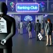 Ein imposanter Türsteher mit 'Meta-Tags'-Jackett kontrolliert vor dem exklusiven Ranking-Club Tickets mit SEO-Begriffen, während wartende Personen auf Einlass hoffen. Ein großes Neon-Google-Logo leuchtet im Hintergrund.