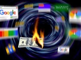 Brennender Geldschein wird von einem digitalen Strudel eingesogen, im Hintergrund unscharfe Google-Logos, bunte SEO-Preisschilder und verschwommene Diagramme.
