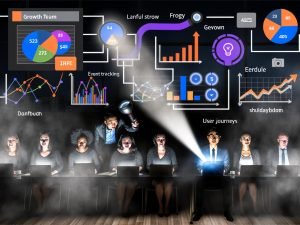 Team im dunklen Raum analysiert bunte Charts und Datenströme – Fokus auf Klarheit und Wachstum mithilfe von Analytics.