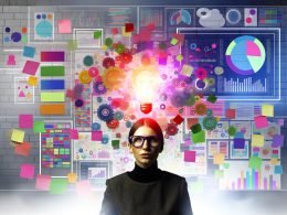 Kreative Person mit trendiger Brille arbeitet am Moodboard, bunte Notizen und Entwürfe, dahinter leuchtende digitale Analytics-Elemente und Diagramme.