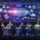 Futuristischer Workspace mit Teams vor interaktiver KI-gesteuerter Werbe-Chat-Oberfläche und verblassten klassischen Banneranzeigen an den Seiten.