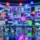 Futuristischer Kontrollraum mit Analytics-Bildschirmen, miteinander verbundenen Marketing-Kanälen und Marketern, die ROI und Conversion-Daten überwachen