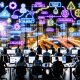 Digitale Marketer analysieren intensive Kampagnen-Daten in einem urbanen Büro mit großen Bildschirmen, Flowcharts, UTM-Tags und Attributionsmodellen auf Whiteboards.