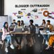 Energiegeladenes Kreativteam arbeitet im modernen Loft-Büro an Blogger Outreach Strategien mit digitalen SEO-Tools, Whiteboards und Post-its.