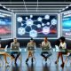 Marketer arbeiten kollaborativ in einem High-Tech-Büro mit großen Bildschirmen, digitalen Symbolen und den Logos von Pitchbox, BuzzStream und Respona – Sinnbild für datengetriebenes Linkbuilding 2025.