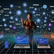 Illustration einer Marketerin, die ein Dashboard mit mehreren Attributionsmodellen, Datenvisualisierungen und Tracking-Icons auf Laptop, Tablet und Smartphone analysiert