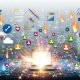 Illustration eines Laptops im Zentrum eines wachsenden Netzwerks bunter User-Avatare, verbunden durch Linien und Symbole wie Herzen, Chatblasen und Upvotes, umgeben von Icons für Technik, Content, Datenanalyse, Engagement und Automatisierung, vor minimalistischem Server- und Code-Hintergrund.