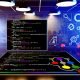 Modern beleuchteter Laborraum mit Touchscreen, auf dem HTML-Code und Meta-Tags angezeigt werden. Im Hintergrund SERP-Kacheln und stilisierte Social-Media-Icons, die durch bunte Linien verbunden sind.