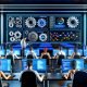 Technischer Maschinenraum mit mehreren Monitoren voller SEO-Daten, konzentrierten Menschen an Laptops und modernen Serverracks im Hintergrund.