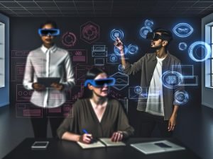 Futuristischer Workspace mit jungen Marketern und Kreativen, die mit AR-Brillen, Hologrammen und digitalen Projektionen moderne Technologien nutzen.