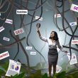 Geschäftsperson mit Lupe sucht im verworrenen SEO-Dschungel zwischen Preisetiketten, Diagrammen und SEO-Begriffen nach klaren Antworten.