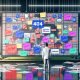Illustration eines frustrierten Marketers im digitalen Großraumbüro vor einer Pinnwand mit bunten Post-Its, Redaktionsplänen und SEO-Tabellen; leere Bildschirme und verschwindende Social-Media-Symbole im Hintergrund; Spiegelung ‚404: No Impact Found‘.