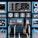 Futuristischer Kontrollraum mit mehreren Analysebildschirmen, Editor, modernen UI-Panels und leuchtenden API- sowie Sicherheits-Icons, gestaltet als digitale Illustration.