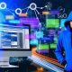 Stylischer Joomla-Anwender vor Computer mit Joomla-Backend und SEO-Diagrammen, urbaner Hintergrund mit digitalen SEO-Icons.