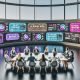 Modernes Digital-Marketing-War Room mit Teams, die KI-gesteuerte Dialoganzeigen und veraltete Banner auf riesigen Bildschirmen analysieren.