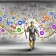 Illustration eines Marketers, der verschiedene digitale Touchpoints wie E-Mail, Anzeigen, Social Media, Suche und mobile Geräte entlang der Customer Journey jongliert, mit Analytik-Graphen und veralteten Tools im Hintergrund.